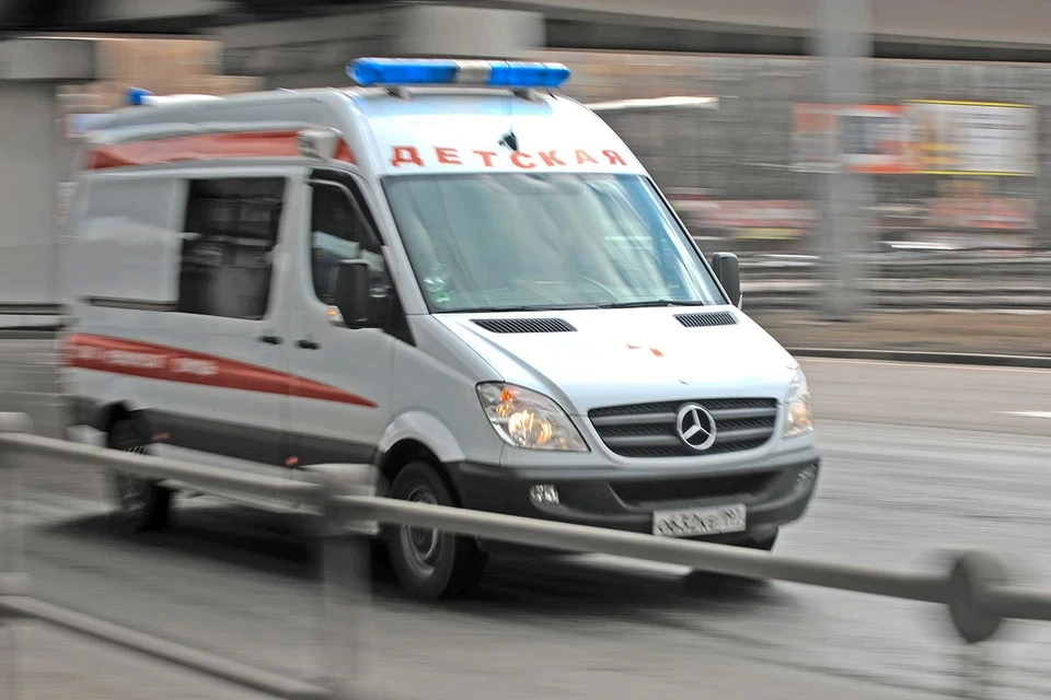 В Москве ребенок оперся на москитную сетку и выпал из окна квартиры