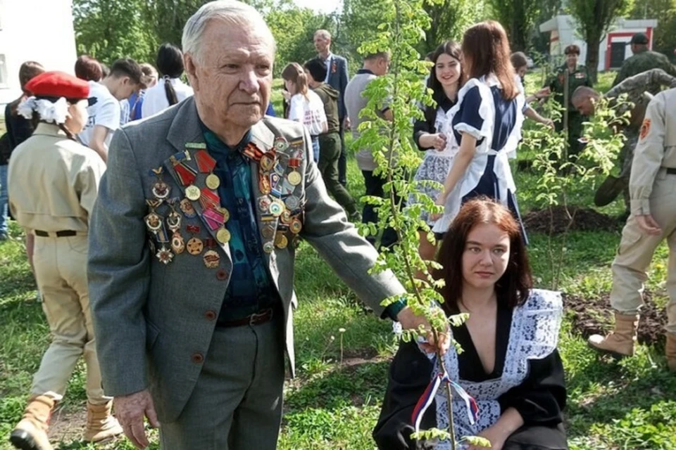 Высадкой деревьев занимались участники фонда вместе с молодежью. Фото: Пресс-служба филиала фонда «Защитники Отечества»