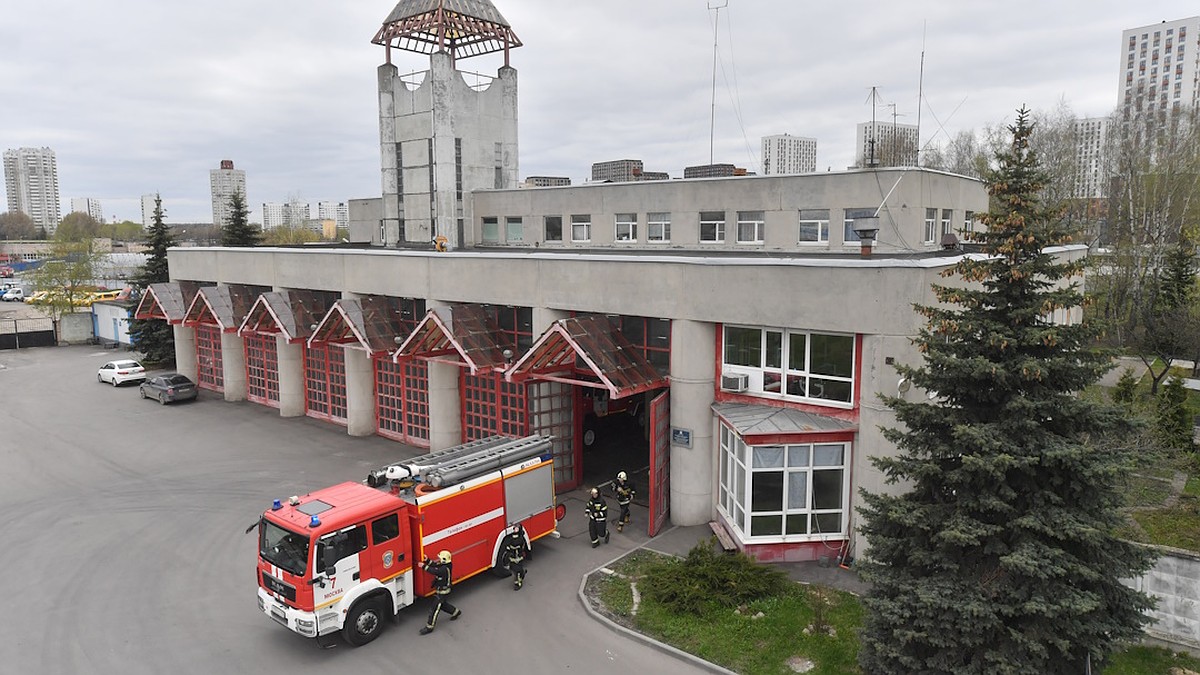 Высотка в 24 этажа горит по всей длине, а все двери внутри закрыты:  московские пожарные показали свою работу - KP.RU