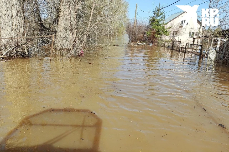 Вода все еще не отступает