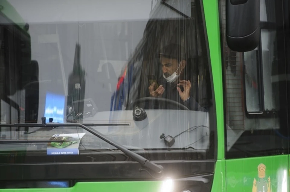Водитель нашел телефон в автобусе и ответил на звонок Фото тематическое