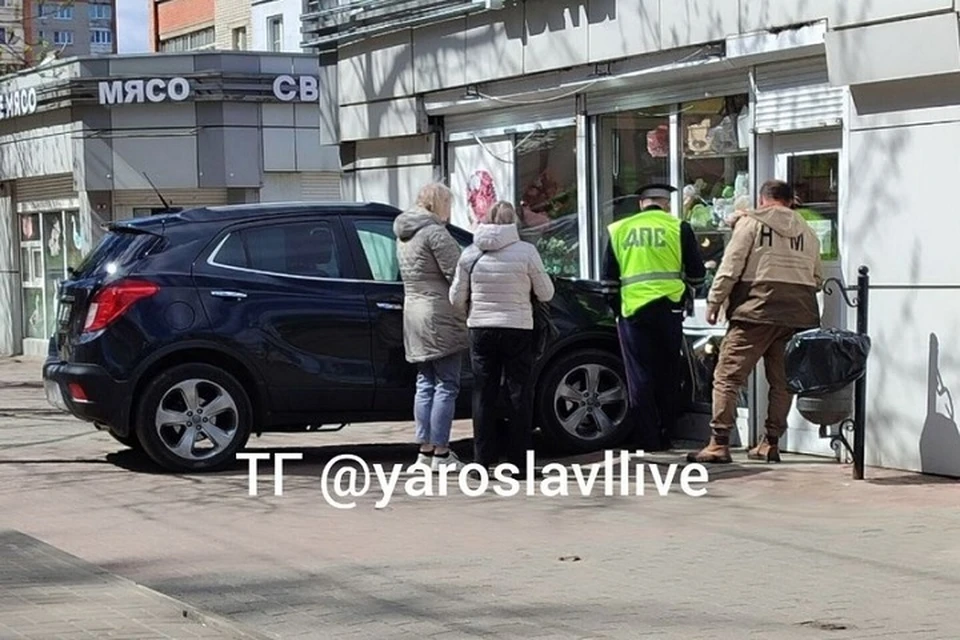 В ЯРославле внедорожник врезался в ларек. ФОТО: группа "Ярославль LIVE" ВКонтакте