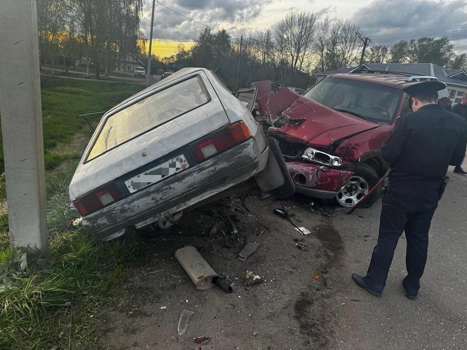 Два автомобиля столкнулись на улице в Кашине Фото: Кашинская Госавтоинспекция