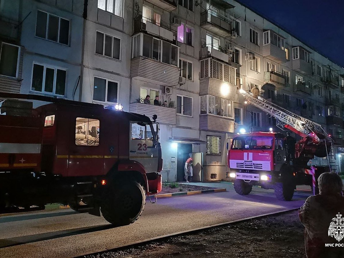 Спасли восемь детей из пожара: многоквартирный дом загорелся в Приморье -  KP.RU