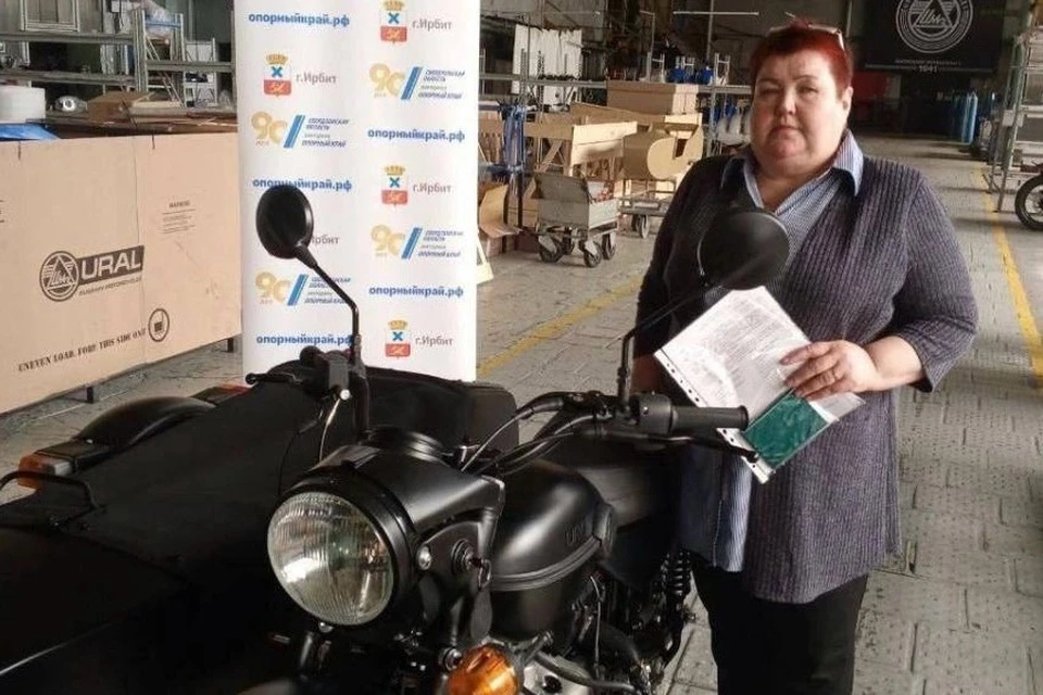 Жительница Первоуральска Людмила Анатольевна получила мотоцикл «Урал». Фото: Глава Первоуральска Игорь Кабец