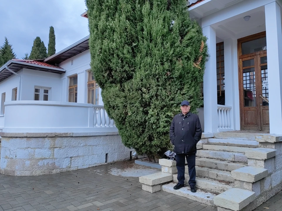 Писатель Александр ЛАПИН у дома Островского в Сочи.