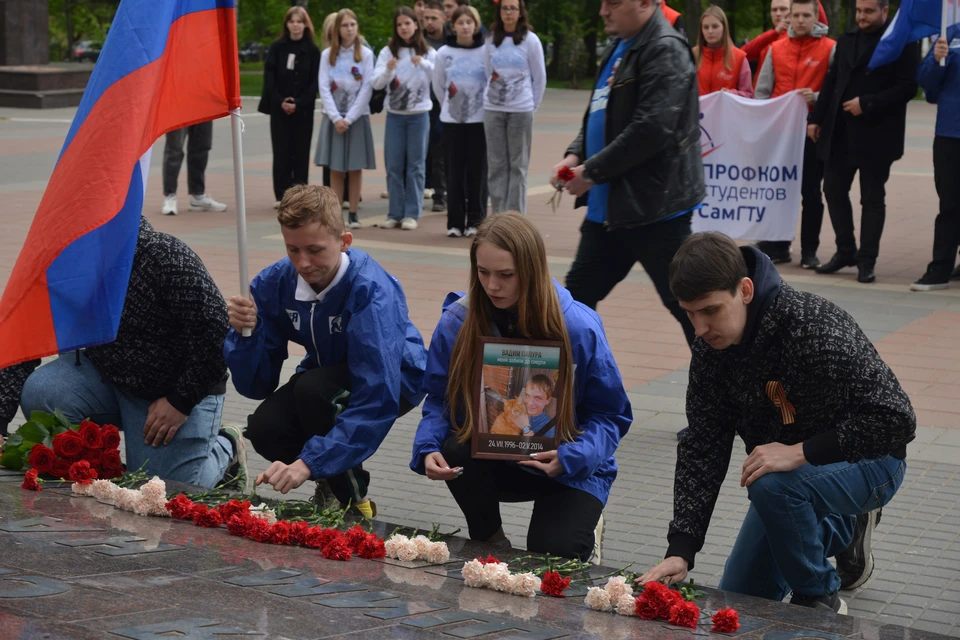 Участники акции памяти возложили цветы к Вечному огню и разместили около него портреты погибших одесситов / Фото: Единая Россия
