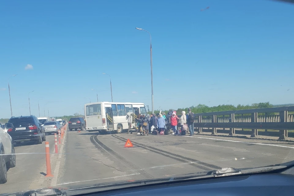 Автобус №107 протаранил отбойник на Солотчинском мосту в Рязани. Фото: ПУВР | Витя Буров.