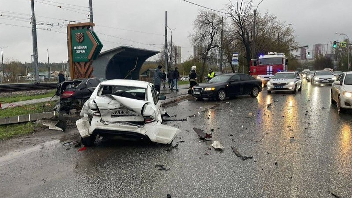 В Орджоникидзевском районе Екатеринбурга столкнулись сразу четыре машины -  KP.RU