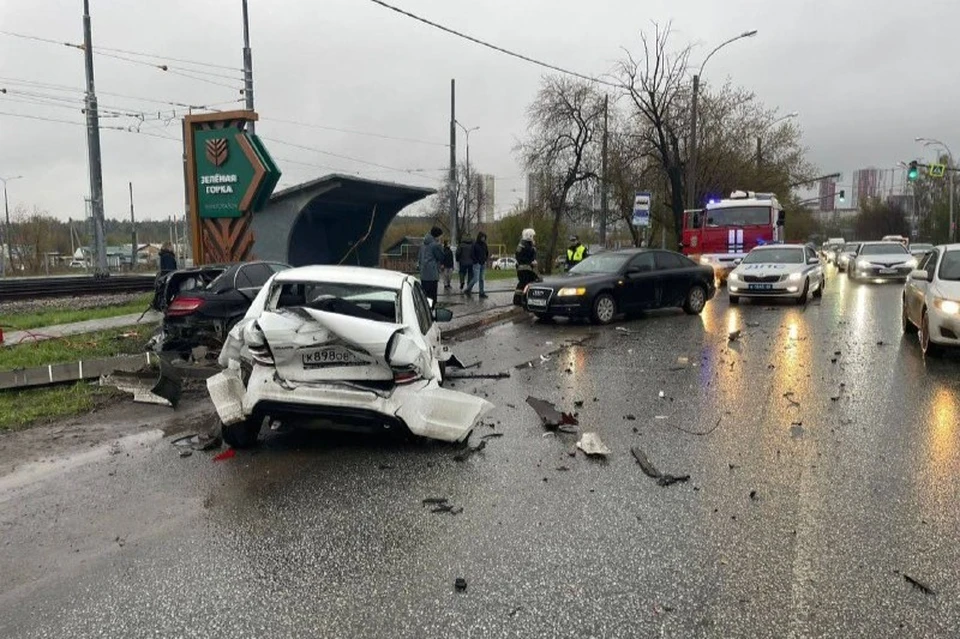 В аварии столкнулись четыре машины. Фото: пресс-служба ГИБДД по Екатеринбургу