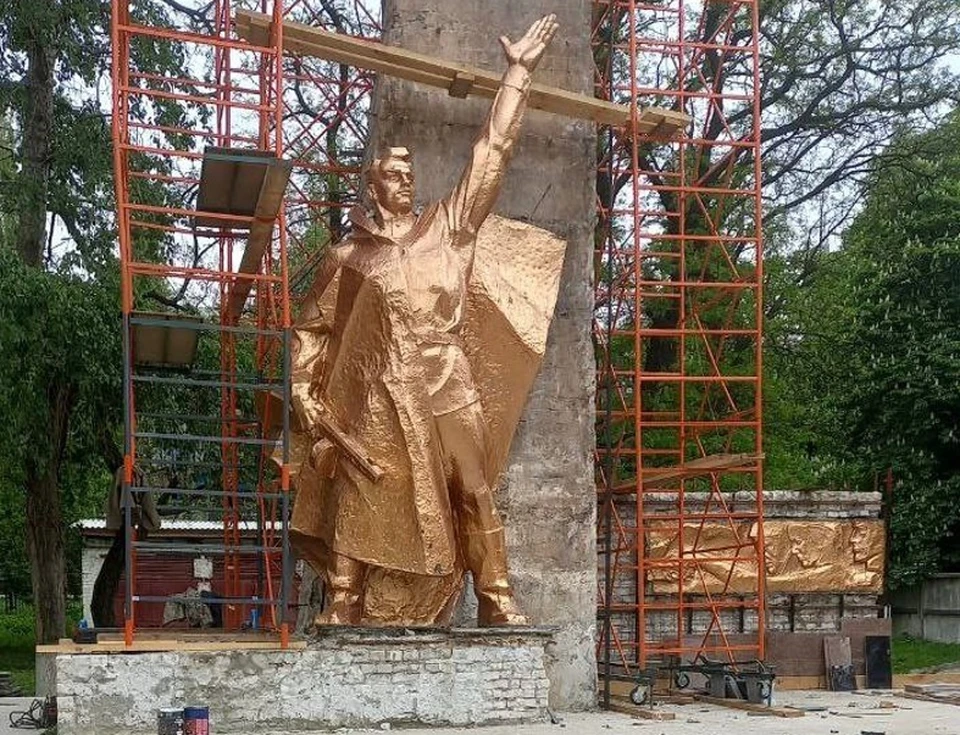 Памятник в Кировске отреставрируют. Фото - тг-канал Минстроя России