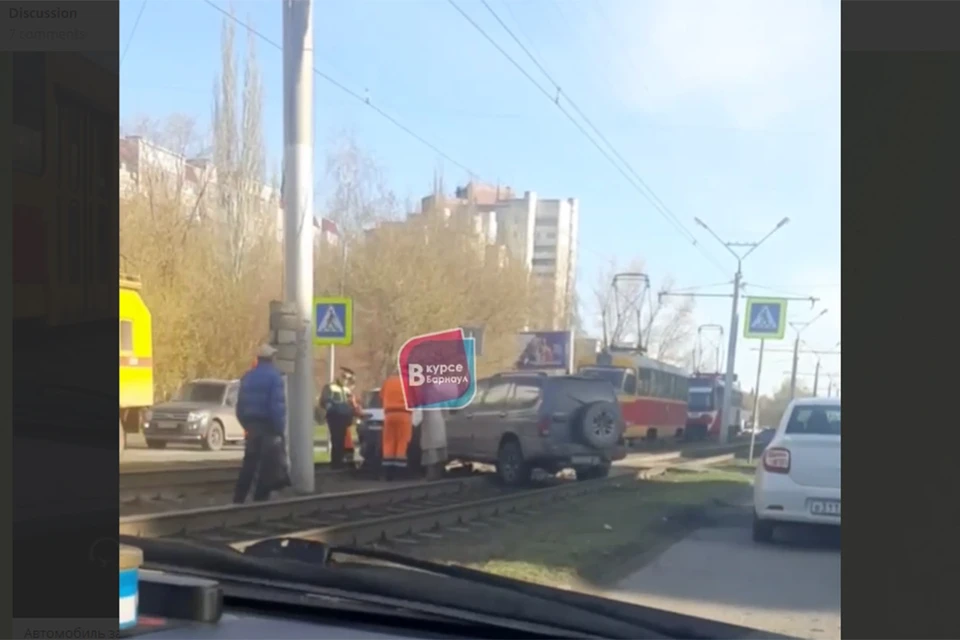 ДТП на улице Попова в Барнауле. Скриншот видео из ТГ-канала "В Курсе 22"