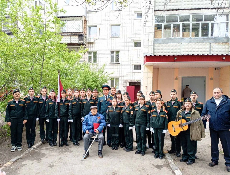 В Ульяновске у дома ветерана ВОВ Афанасия Золотуева прошел парад. Фото телеграм-канал t.me/minsoc73
