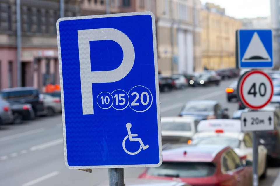 На Васильевском острове станет больше парковочных мест для инвалидов.