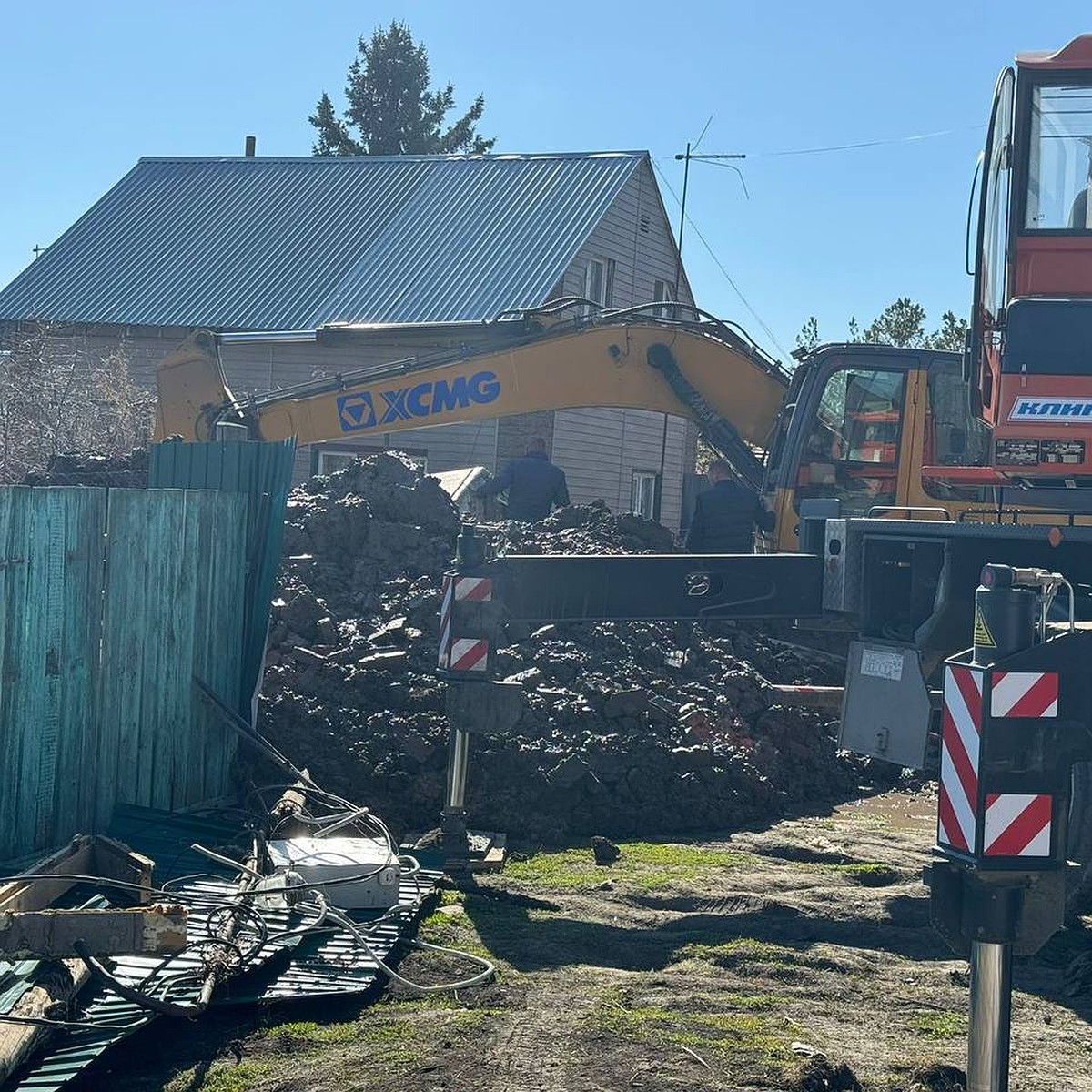 В поселке Новоомский Омской области под завалами коллектора погиб человек -  KP.RU