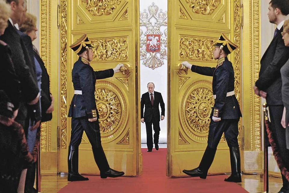 Поднимаясь в Георгиевский зал Кремля, президент проходит 66 ступеней.