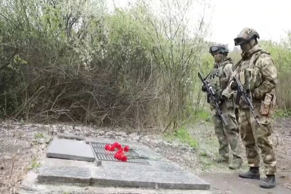 Росгвардейцы восстановили мемориал погибшим красноармейцам в Мариуполе. Фото: пресс-служба Росгвардии
