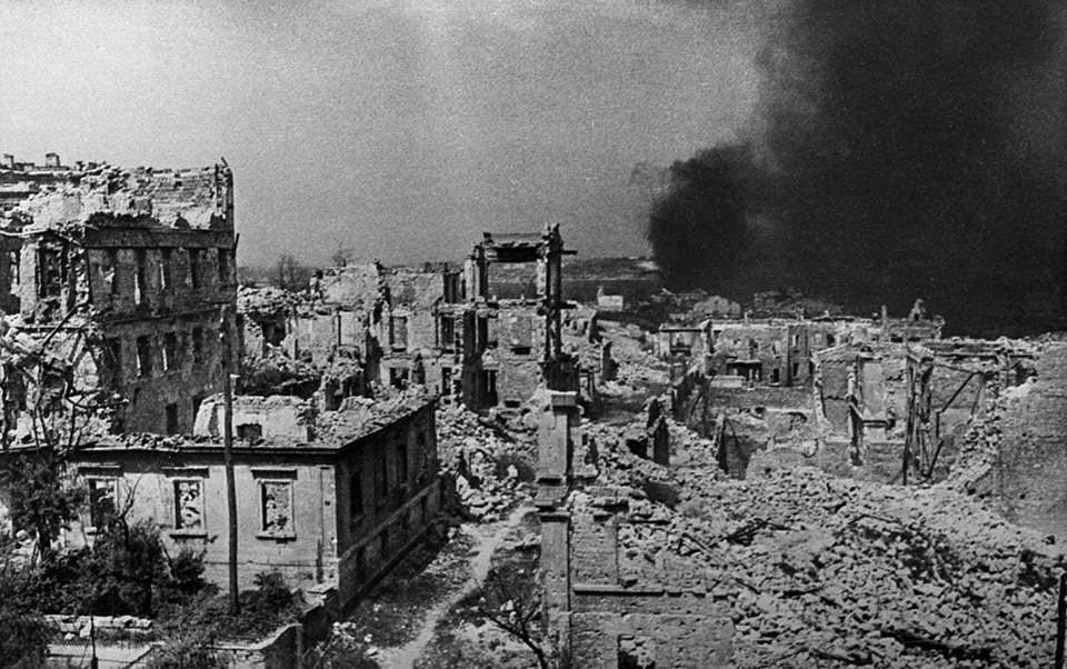 Вражеские бомбардировки превратили Севастополь в руины, но перебоев связи не было. Фото: Евгений Халдей. Источник РИА Новости