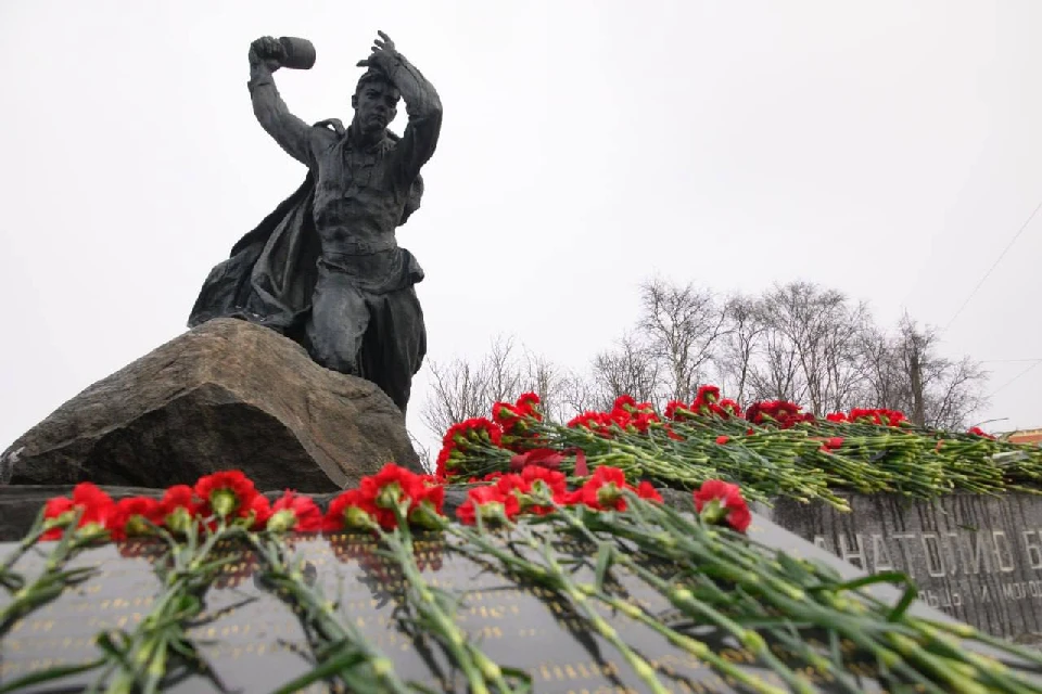 По традиции акция началась с возложения цветов к памятнику Герою Советского Союза Анатолию Бредову. Фото: t.me/morar_51