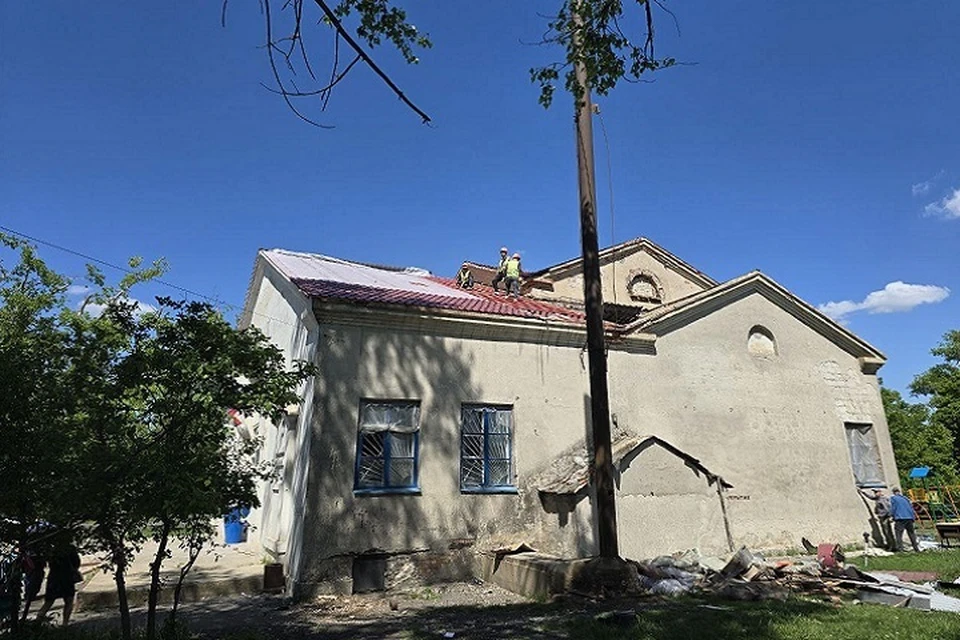 Специалисты из Якутии ремонтируют Дом культуры в Еленовке. Фото: Администрацич городского округа Докучаевск