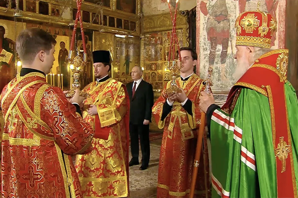 Перед обращением Патриарх Кирилл провел молебен в Благовещенском соборе Кремля