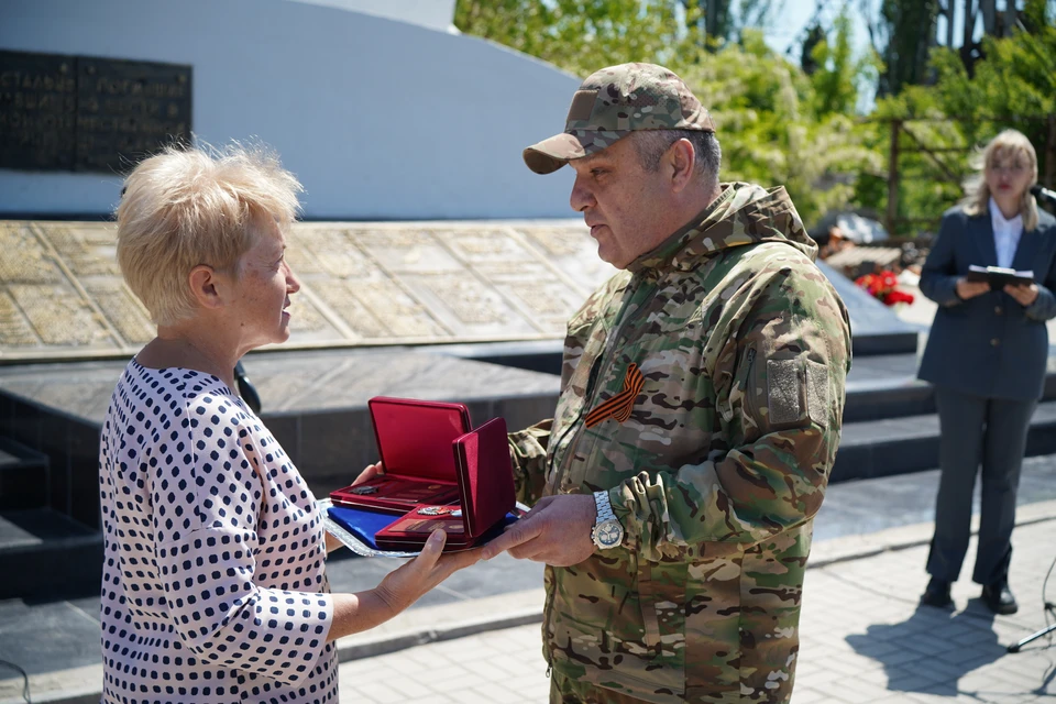 Генерал-лейтенант Роман Греков передал директору Мариупольского краеведческого музея Раисе Божко найденные ордена