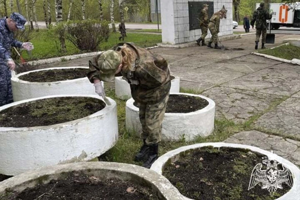 В Тверской области прошел субботник на мемориальном комплексе "Рубеж" Фото: Управление Росгвардии по Тверской области