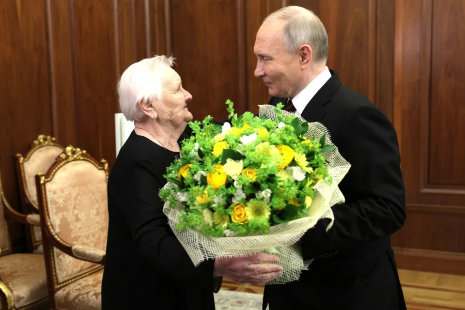 Школьная учительница Путина была гостем на торжественной церемонии. Фото: сайт Кремля