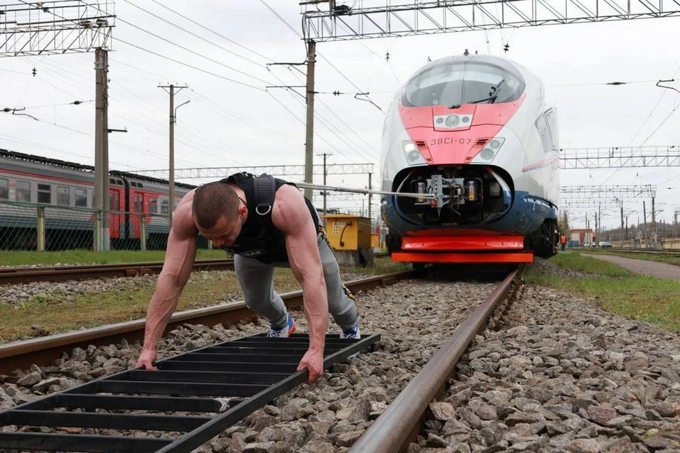 Российский атлет Денис Вовк установил мировой рекорд, сдвинув с места "Сапсан"