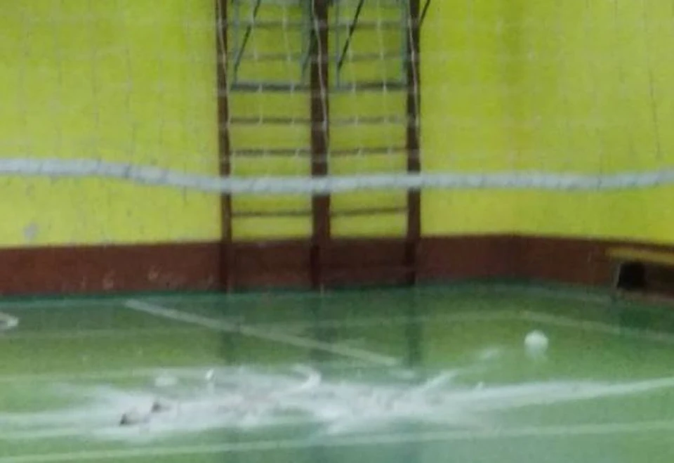 В спортзале тульского лицея искусств частично обрушился потолок. Фото: Telegram-канал «Тула жесть».
