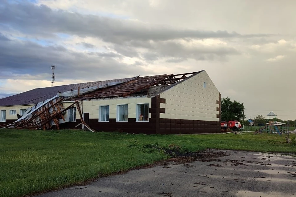 Срывал крыши и валял деревья: последствия штормового ветра в Липецкой области