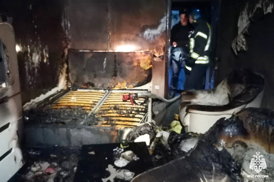Пожар потушили к 2.30. На месте происшествия работали 11 спасателей. Фото: ГУ МЧС по Мурманской области