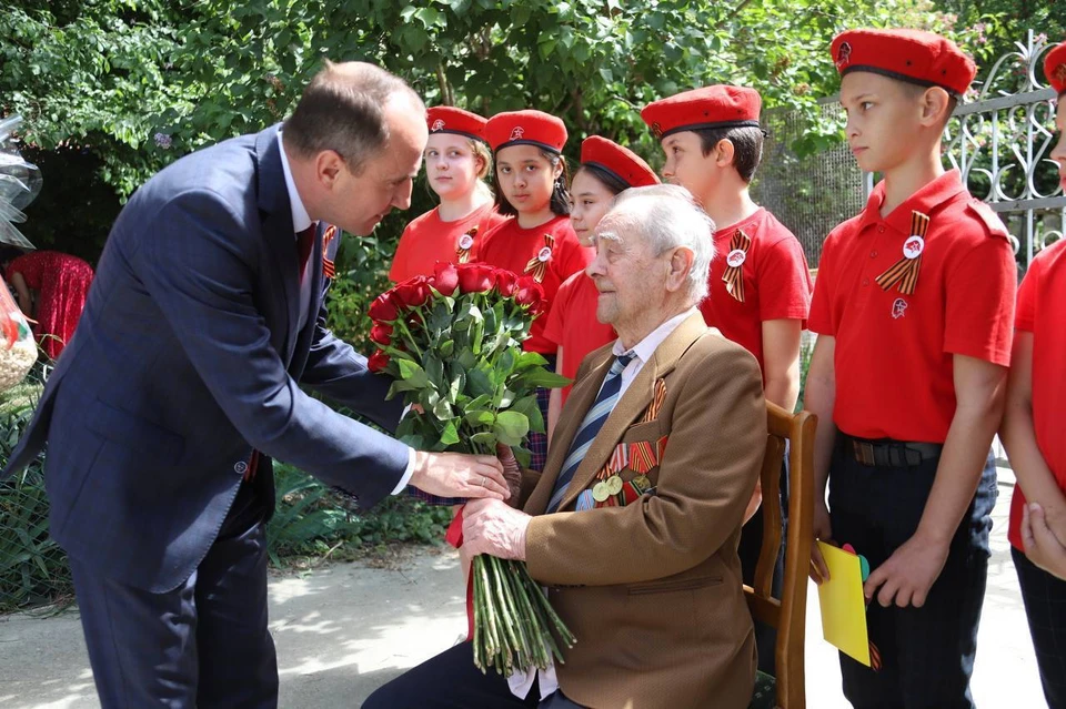 Поздравление ветерана Виктора Романовича Пошкурлата. Фото: t.me/BogodistovAA