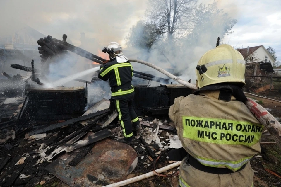 Две хозяйственные постройки сгорели в частном дворе в Магаданской области