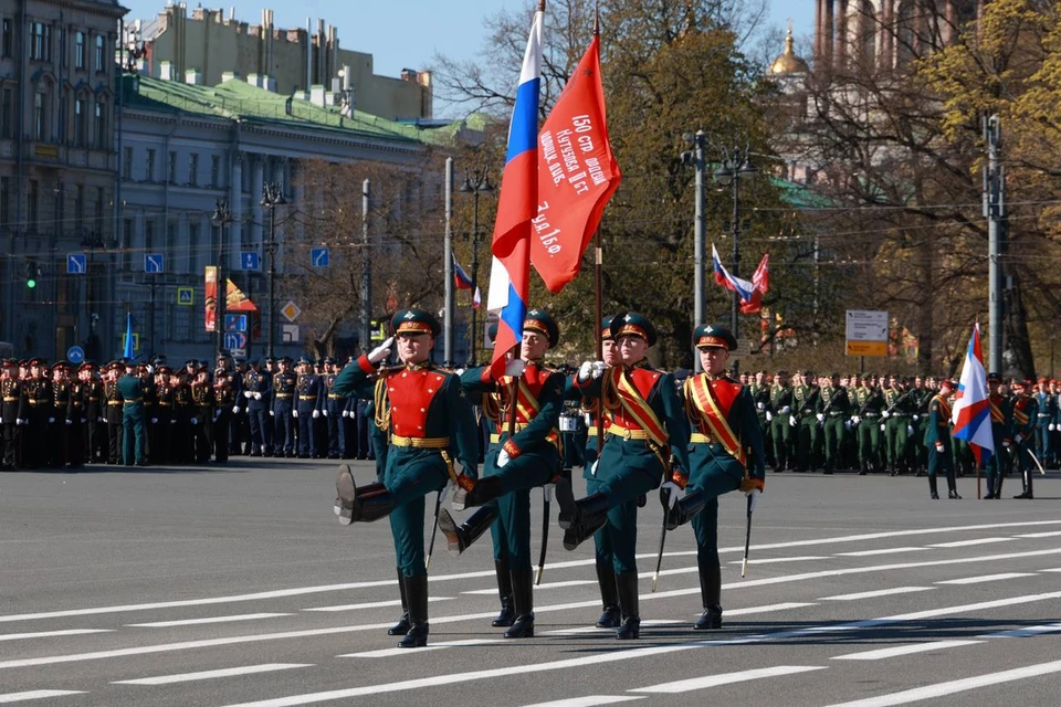 Парад прошел на Дворцовой площади.