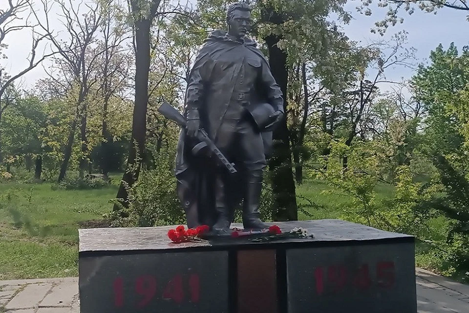 Жители Авдеевки возложили цветы к памятнику солдатам Великой Отечественной Войны. Фото: ТГ/Шевченко
