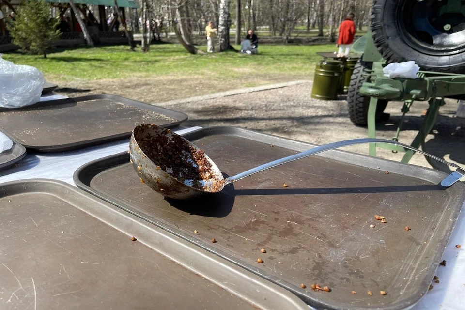 Новосибирцев накормили солдатской кашей в Центральном парке.