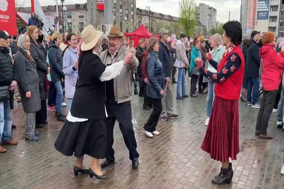 Тюменцы танцуют под песни военных лет. Фото: скриншот видео правительства региона