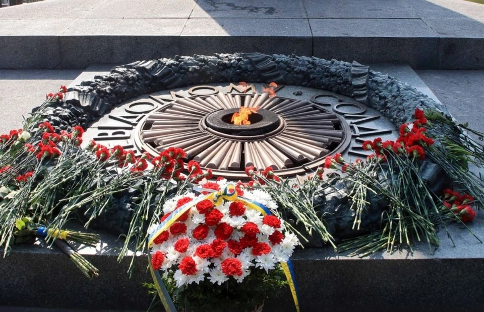 Жители Киева возлагают цветы к Вечному огню, несмотря на перенос Дня Победы