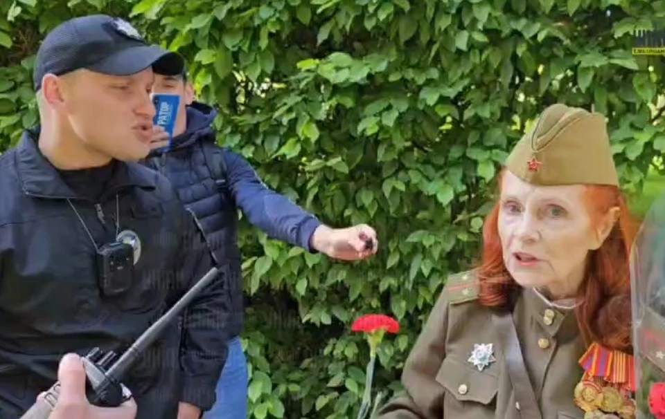 Каждый год киевлянка Галина Савченко не просто возлагает цветы к мемориалу, но делает это в советской военной форме времен конца войны.