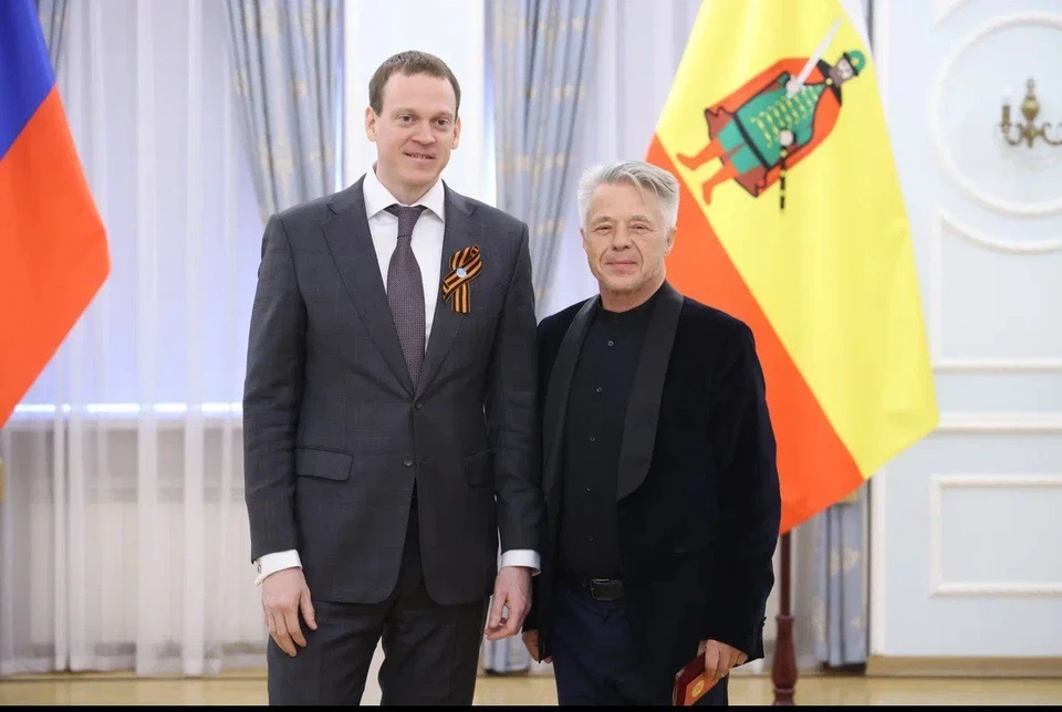 Дирижер Сергей Проскурин (справа) на награждении в здании правительства
