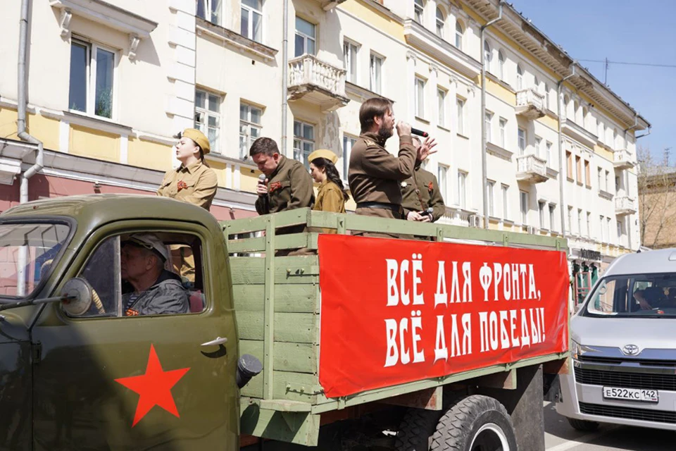В Кемерове «фронтовая агитбригада» поздравила ветеранов войны.