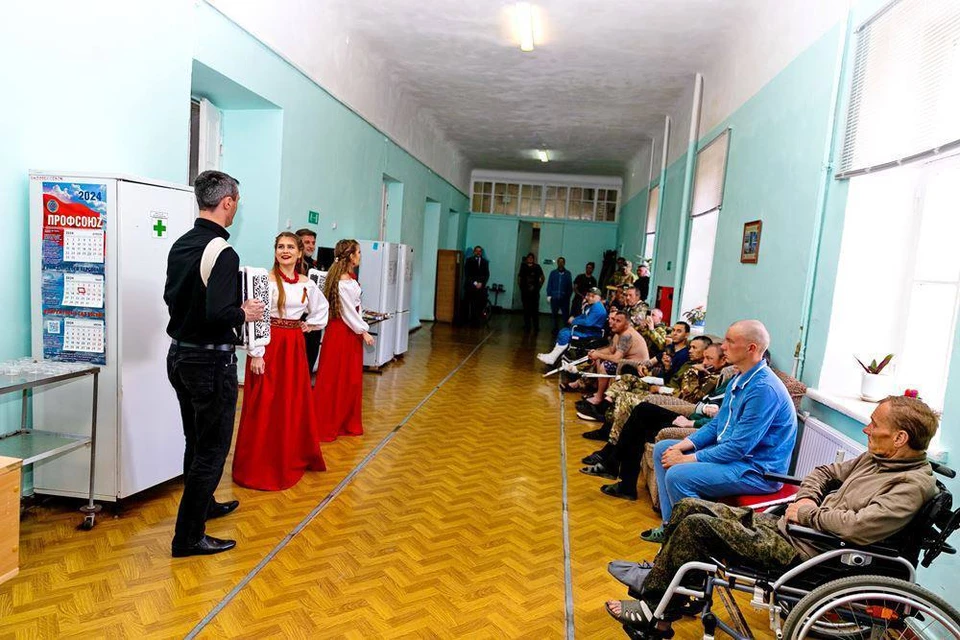 Участники ансамбля «Коробейники» исполнили известные советские и российские песни. Фото: министерство культуры Оренбургской области