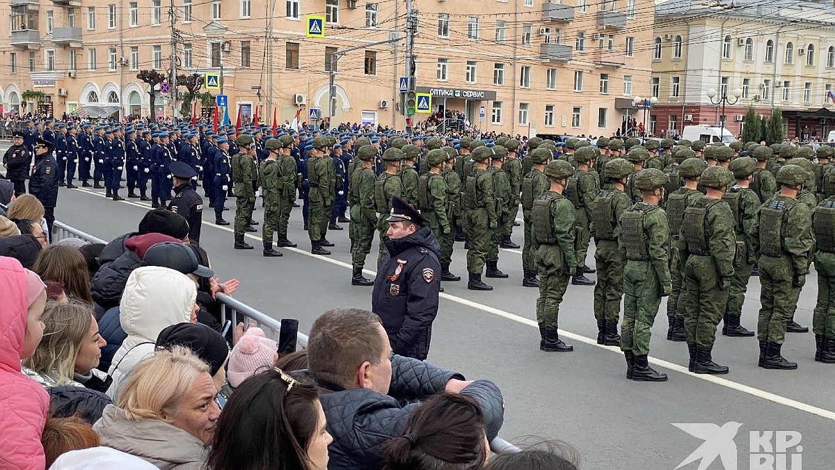 Появилось видео встречи курсантов училища ВДВ в Рязани с парада в Москве -  KP.RU