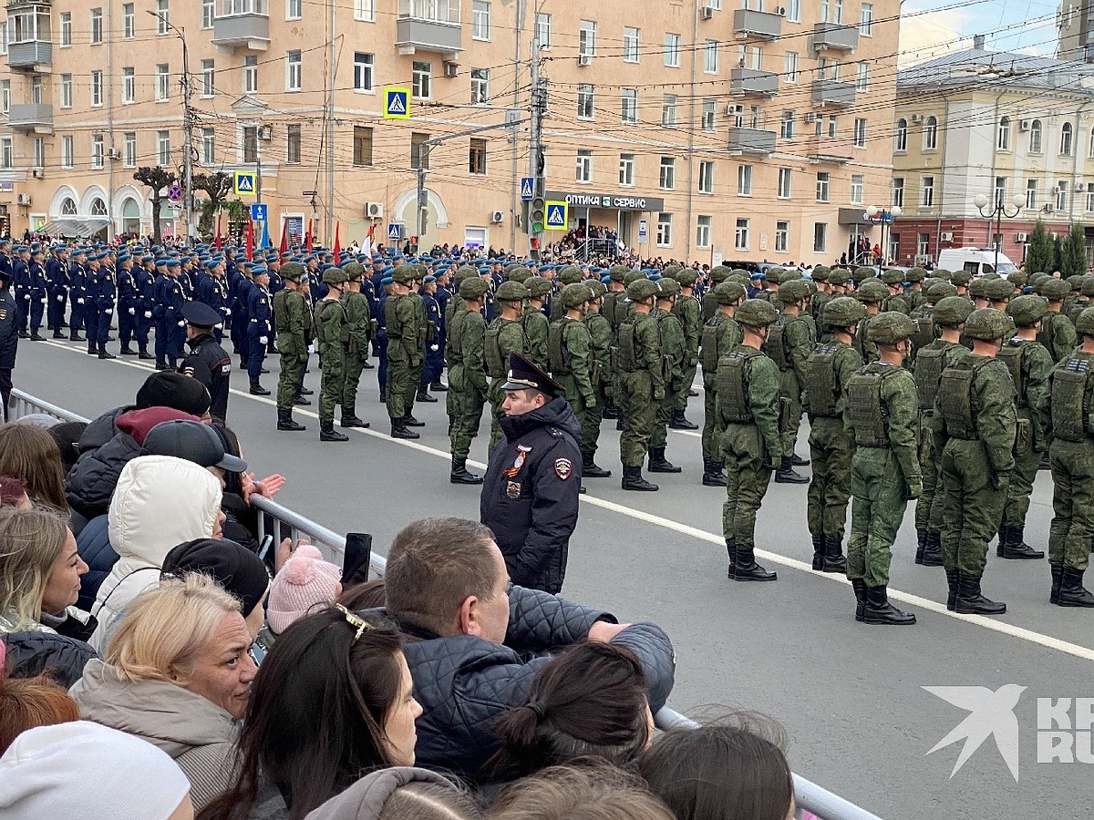 Появилось видео встречи курсантов училища ВДВ в Рязани с парада в Москве -  KP.RU