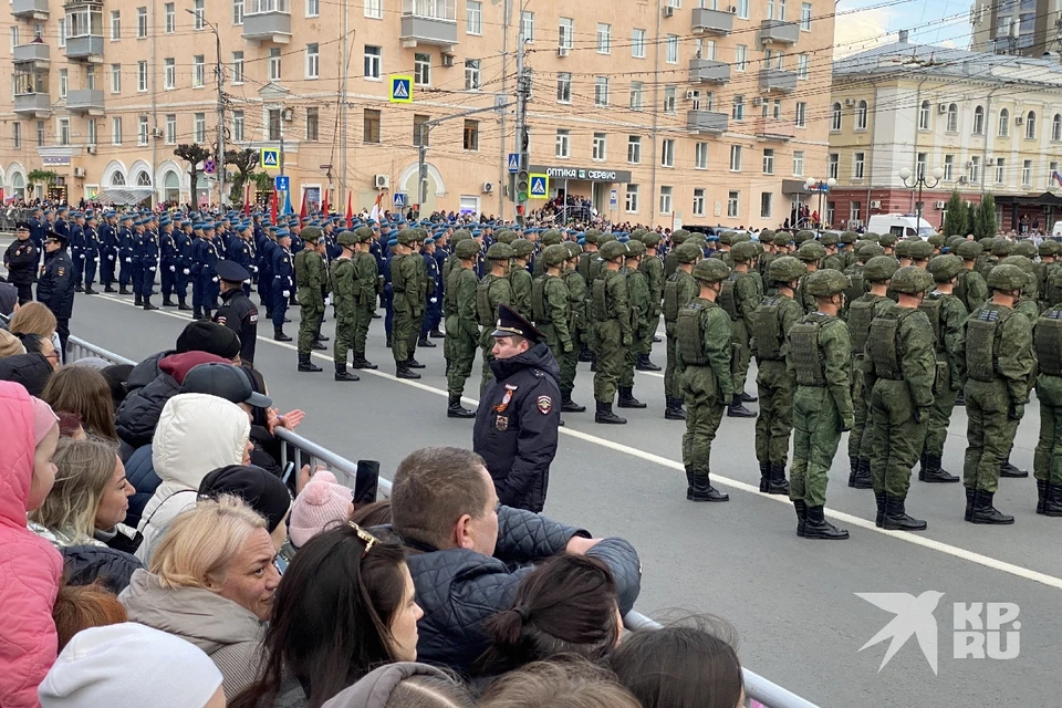 Появилось видео встречи курсантов училища ВДВ в Рязани с парада в Москве.