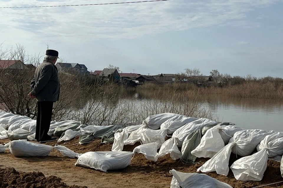 В районе деревни Пономарева вода продолжает прибывать.