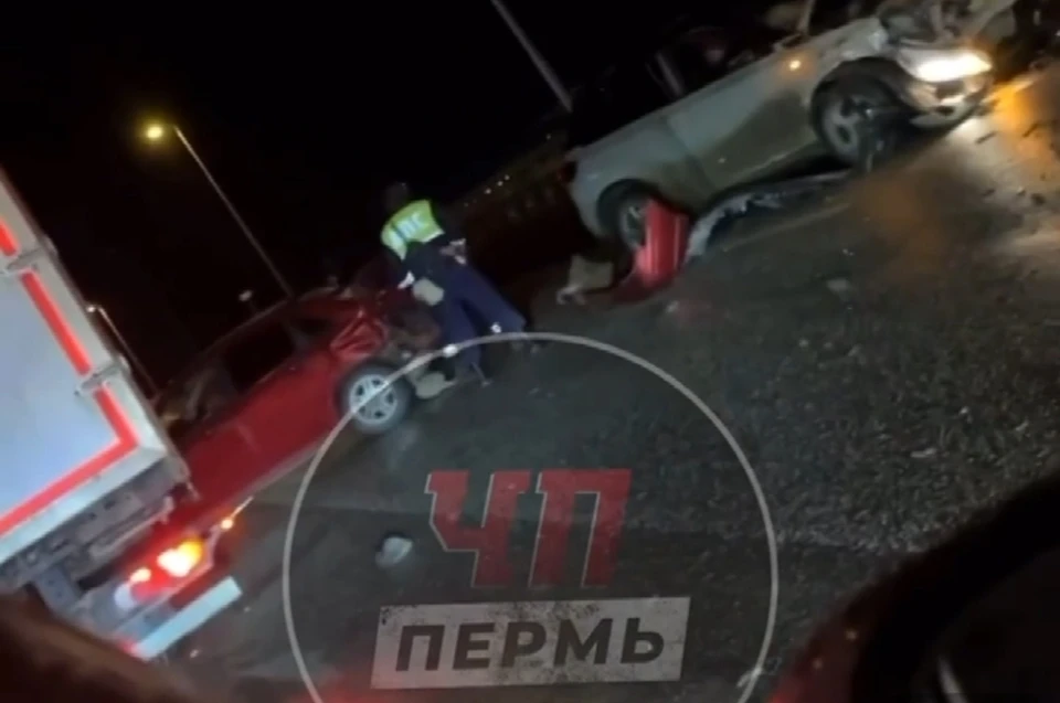 Скриншот видео со станицы ВКонтакте «ЧП и ДТП | Чрезвычайное происшествие | ПЕРМЬ»