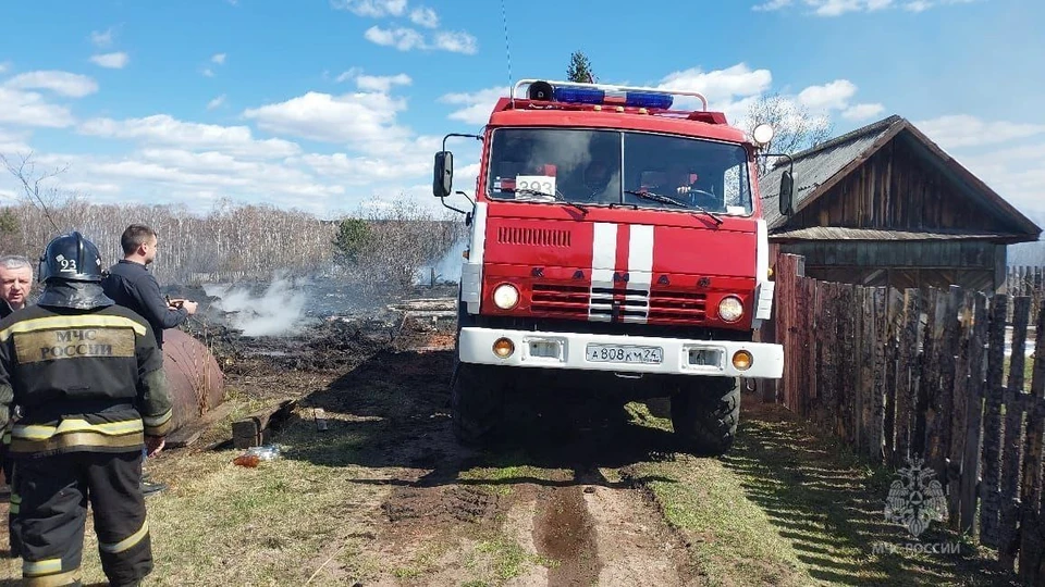 В Красноярском крае из-за пала сухой травы сгорели 10 дачных строений. Фото: МЧС