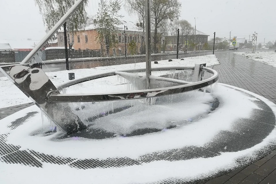 В Тутаеве покрылся льдом фонтан.ФОТО: группа "Тутаев - это" ВКонтакте
